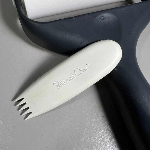 PAMPERED CHEF Baker's Roller w/ Pastry Tool - Picture 2 of 5